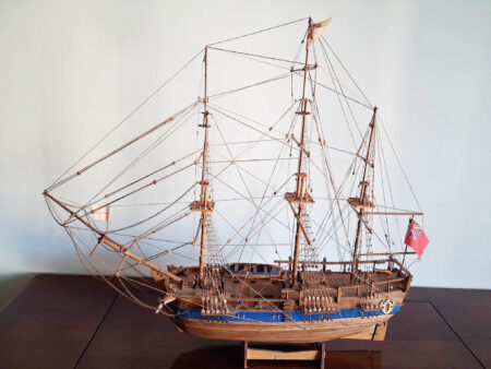 Questo modellino in legno della HMS Endeavour riproduce con grande accuratezza la celebre nave da esplorazione britannica del XVIII secolo, resa famosa dal primo viaggio di James Cook nel Pacifico e in Australia tra il 1768 e il 1771.